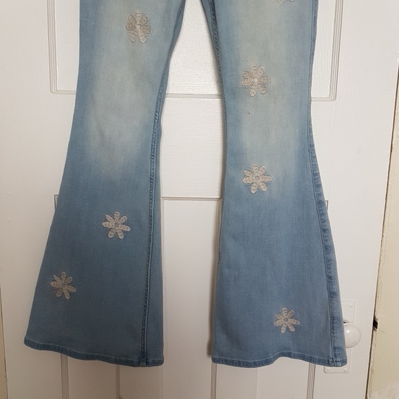 Hollister Boho Embroidered High Rise Vintage Flare Light Wash Denim Jeans Sz 26 - Picture 3 of 15